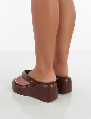 Song Chocolate Padded Toepost Flatform Sandal